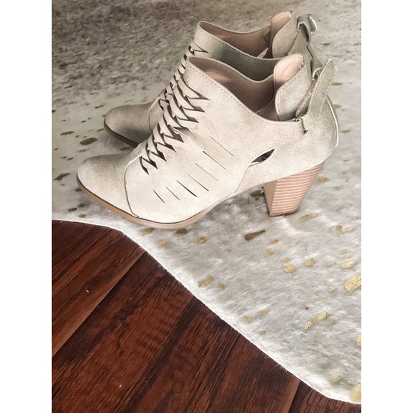 Laser Cut Booties - Picture 2 of 4